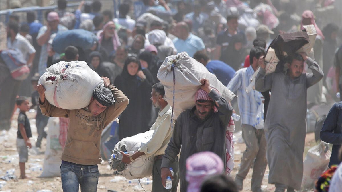 Akçakale sınırından Türkiye'ye girmeye çalışan Suriyeli mülteciler 