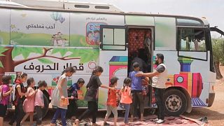 حافلة متنقلة في مخيم من منطقة جندريس شمال سوريا تتحول إلى قاعة للتدريس.