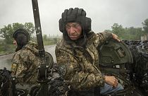 Des soldats ukrainiens sur un char près de Bakhmout, Ukraine, 23 mai 2023.