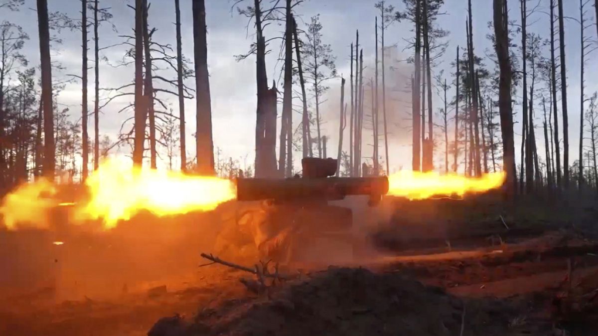 Ρώσος στρατιώτης καταστρέφει ουκρανικό αντιαρματικό (φώτο αρχείου)