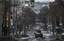 سربازان اوکراینی سوار بر هاموی، خودروی نظامی آمریکایی در باهموت