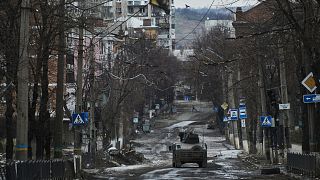 سربازان اوکراینی سوار بر هاموی، خودروی نظامی آمریکایی در باهموت