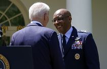 Президент США Джо Байден (слева) пожимает руку кандидату на пост главы Генштаба Чарльзу Брауну-младшему (справа). Вашингтон, США. 25 мая 2023.
