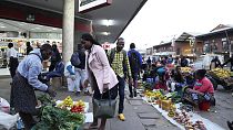 Zimbabwe : les vendeurs de rue profitent de l'inflation
