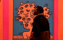 Keith Harings Werke sind bekannt für ihre energische Linienführung und ihre lebendige Farbgebung.
