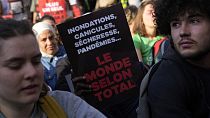 Διαδήλωση ακτιβιστών κατά τη διάρκεια της Γ.Σ των μετόχων της γαλλικής ενεργειακής εταρείας TOTAL