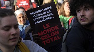 Des militants écologistes ce matin en marge de l'AG de TotalEnergies à Paris (26/05/2023)