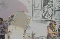 Una obra de Alaa Rubil en la pared de una casa destruida en Adén 