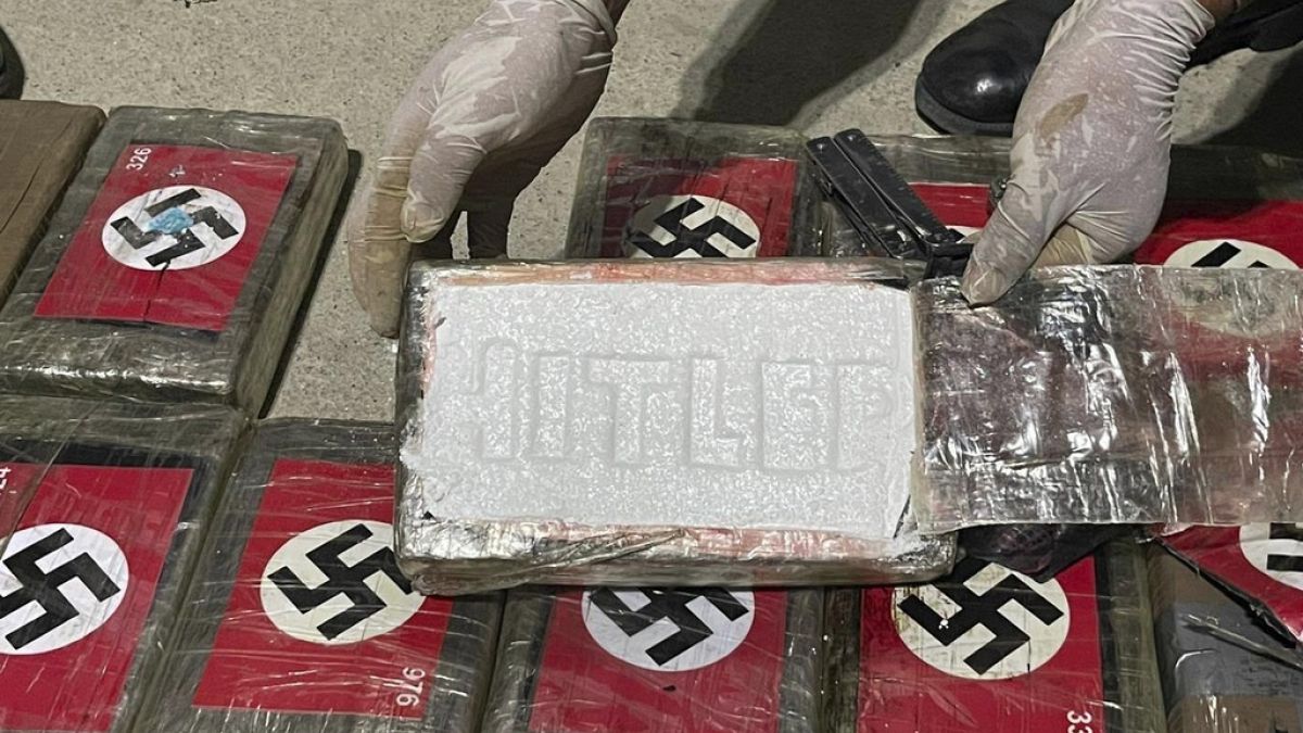 Pacotes contendo cocaína marcados com o símbolo da Alemanha nazi