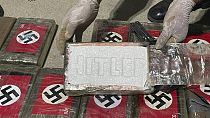 Ναζιστική σημαία και το όνομα του Χίτλερ πάνω στα πακέτα