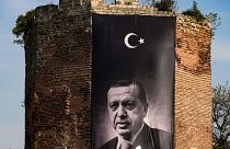 بنر غول‌پیکر رجب طیب اردوغان بر روی دیوار تاریخی شهر استانبول، ترکیه، ۲۲ آوریل ۲۰۲۳