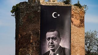 بنر غول‌پیکر رجب طیب اردوغان بر روی دیوار تاریخی شهر استانبول، ترکیه، ۲۲ آوریل ۲۰۲۳