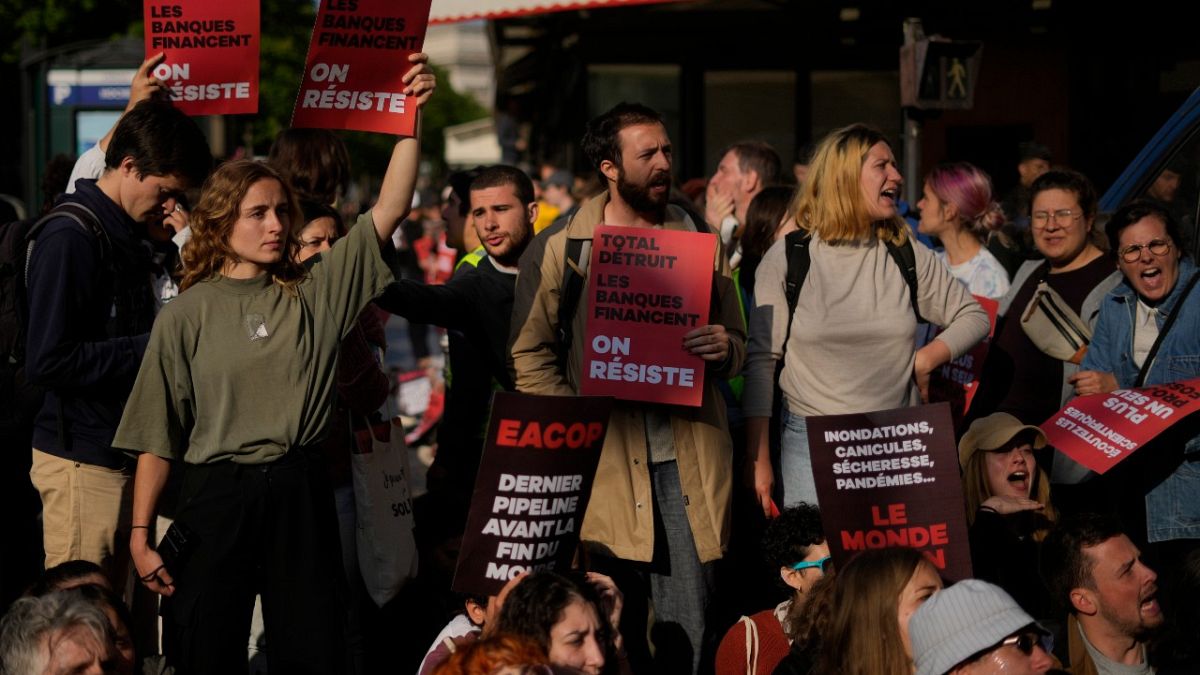 متظاهرون أمام مبنى شركة توتال إنرجي الفرنسية العملاقة للنفط والغاز في باريس، فرنسا.