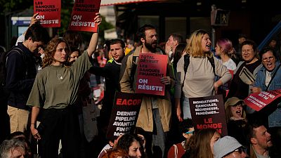 متظاهرون أمام مبنى شركة توتال إنرجي الفرنسية العملاقة للنفط والغاز في باريس، فرنسا.