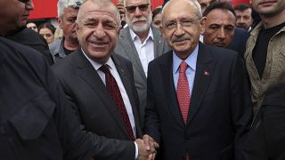 Kemal Kilicdaroglu, a Nemzet Szövetségének elnökjelöltje (j) és Ümit Özdag, a Győzelem párt vezetője 