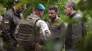 Ο πρόεδρος της Ουκρανίας Βολοντίμιρ Ζελένσκι με αξιωματικούς του στρατού (φωτογραφία αρχείου)