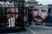 وقفة تضامنية في نيسان الماضي مع البلجيكي المسجون في إيران أوليفييه فانديكاستيل