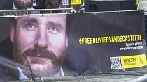 Le Belge Olivier Vandecasteele sur une bannière d'Amnesty International