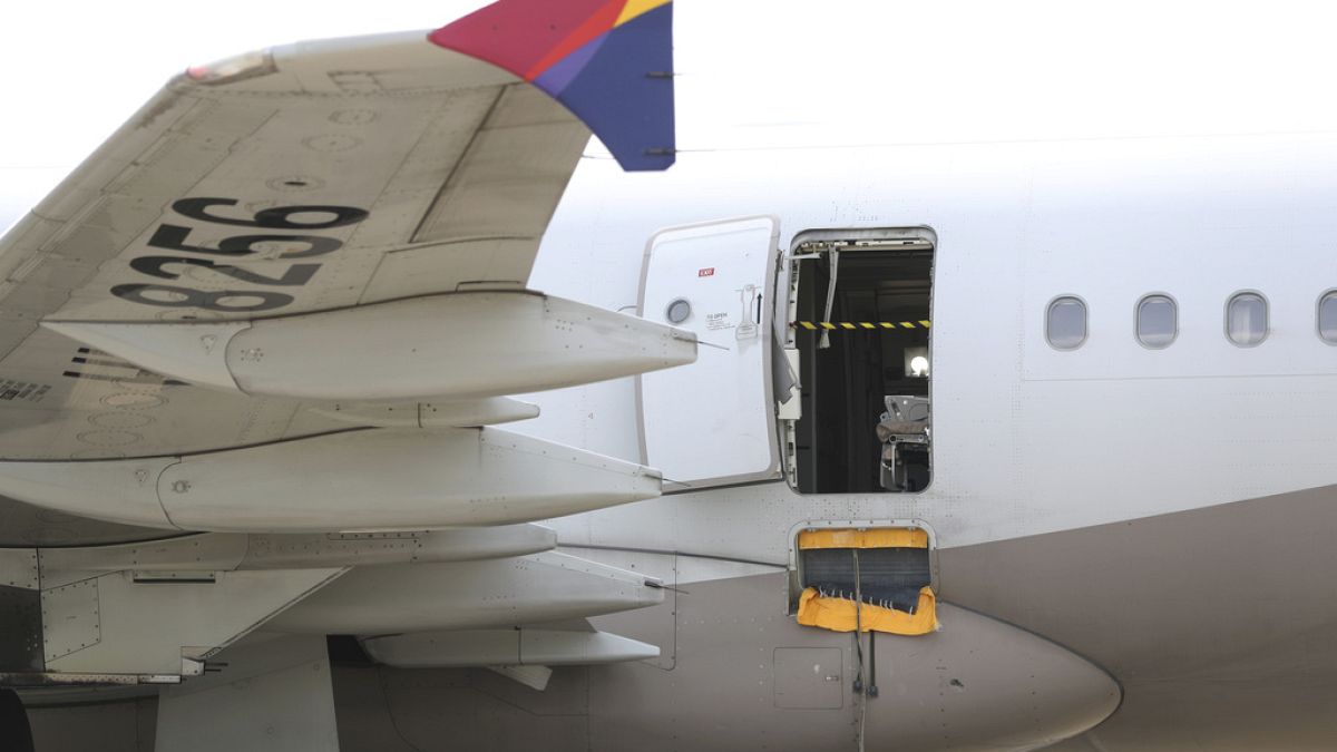 Güney Kore'de bir yolcu, uçağın acil iniş kapısını açtı