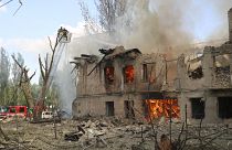 النيران تلتهم البناية بعد قصف روسي - دنيبرو
