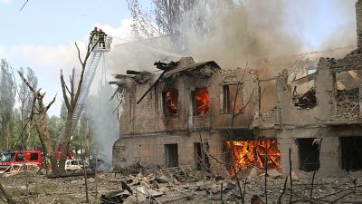 النيران تلتهم البناية بعد قصف روسي - دنيبرو