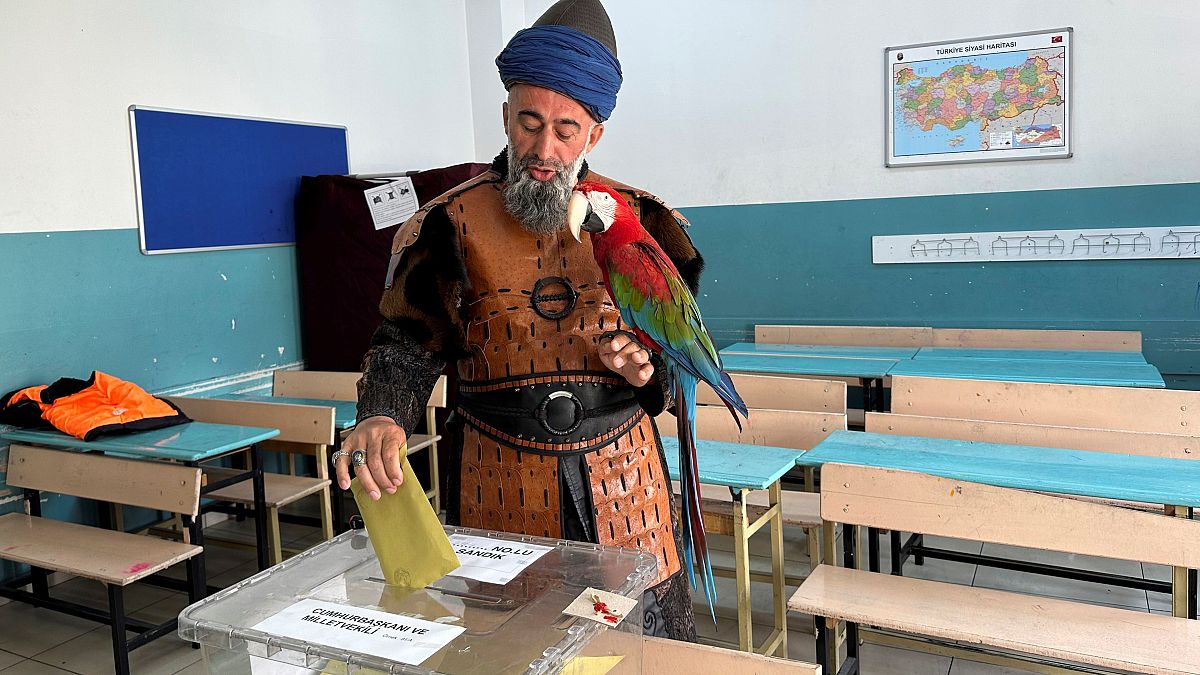المواطن التركي ناظم جيهان يصوت في الانتخابات التركية في اسطنبول. 2023/05/14 