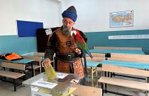 المواطن التركي ناظم جيهان يصوت في الانتخابات التركية في اسطنبول. 2023/05/14 