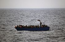 Avrupa'ya ulaşmaya çalışan göçmenlerin bulunduğu bir tekne (arşiv) 