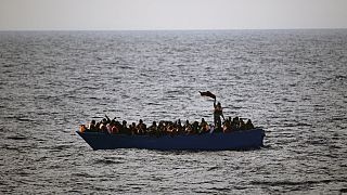 Avrupa'ya ulaşmaya çalışan göçmenlerin bulunduğu bir tekne (arşiv) 