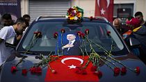 Une voiture arborant une photo du président turc Recep Tayyip Erdogan