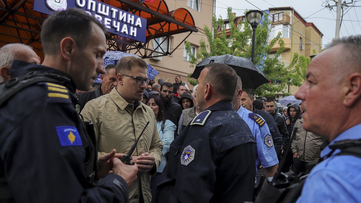 الشرطة أمام مبنى للبلدية شمال كوسوفو