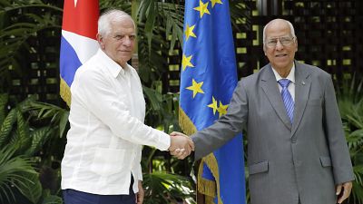 Ricardo Cabrisas kubai miniszterelnök-helyettes, külkereskedelmi miniszter (jobbra) Josep Borrellt, az EU külügyi főképviselőjét fogadja Havannában 2023.05.26-án.