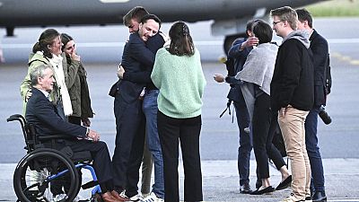 Olivier Vandecasteele recebido pela família na base militar de Melsbroek, na Bélgica
