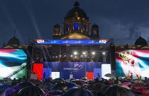 Zuhogó esőben rendezték meg Belgrádban a "Remény Szerbiája" tömegrendezvényt 2023.05.26-án.  