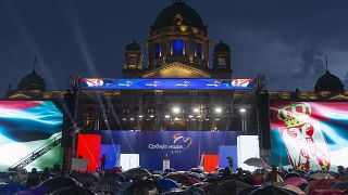Zuhogó esőben rendezték meg Belgrádban a "Remény Szerbiája" tömegrendezvényt 2023.05.26-án.  