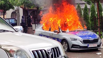 إشعال النار بسيارة تابعة للشرطة في كوسوفو