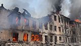 Edifícios em chamas, após os ataques com mísseis balísticos russos em Dnipro, na Ucrânia.