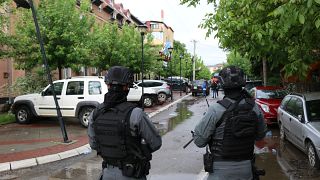  Zveçan Belediye binası, Kosova polisinin özel birliklerince korunuyor.