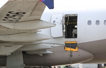 باز شدن درب یک هواپیمای شرکت هواپیمایی آسیانا هنگام فرود در شهر دئگوی کره جنوبی