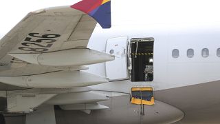 Güney Kore'de seyir halindeyken kapısı açılan uçak