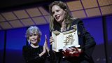 Justine Triet, rechts, nimmt die Goldene Palme für "Anatomie eines Falls" von Jane Fonda, links, entgegen. Samstag, 27. Mai 2023.