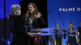 Realizadora Justine Triet recebe Palma d'Ouro da atriz Jane Fonda no Festival de Cannes