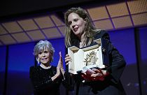 Justine Triet recibe la Palma de Oro por "Anatomía de una caída", entregada por Jane Fonda