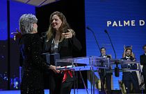 Realizadora Justine Triet recebe Palma d'Ouro da atriz Jane Fonda no Festival de Cannes