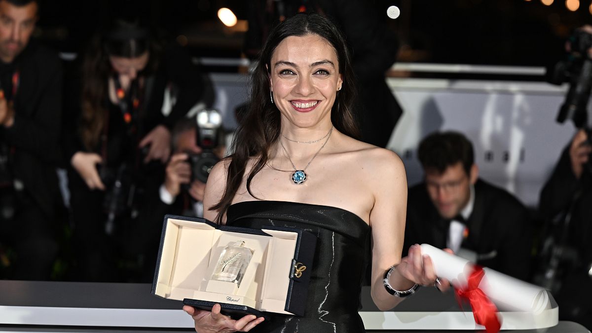 Oyuncu Merve Dizdar Cannes Film Festivali'nde 'En İyi Kadın Oyuncu' ödülünü kazandı
