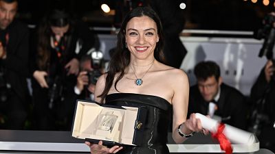 Oyuncu Merve Dizdar Cannes Film Festivali'nde 'En İyi Kadın Oyuncu' ödülünü kazandı