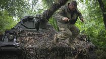 Egy ukrán katona és egy német önjáró harci jármű, Bahmut közelében, Donyecki területen, Ukrajnában, 2023. május 27-én, szombaton.