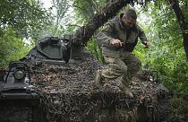 Un soldat ukrainien saute d'un obusier allemand Panzerhaubitze 2000, région de Bakhmout, le 27 mai 2923