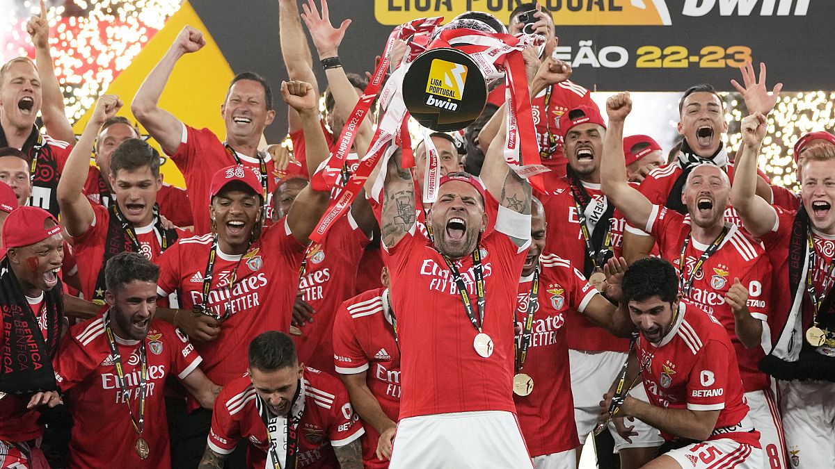 Jogadores do Benfica celebram a conquista do 38.º título na Liga Portuguesa de Futebol