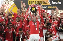 Jogadores do Benfica celebram a conquista do 38.º título na Liga Portuguesa de Futebol